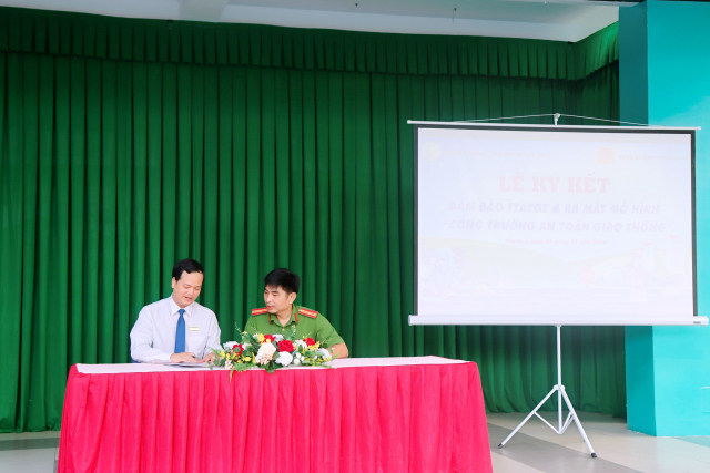 Lễ kí kết đảm bảo trật tự an toàn giao thông tại Trường Trung – Tiểu học Pétrus Ký và mắt mô hình“Cổng trường An toàn giao thông”