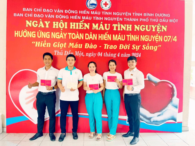 Cán bộ, giáo viên, nhân viên trường Trung - Tiểu học Pétrus Ký, sống vì cộng đồng với nghĩa cử "Hiến giọt máu đào - trao đời sự sống"