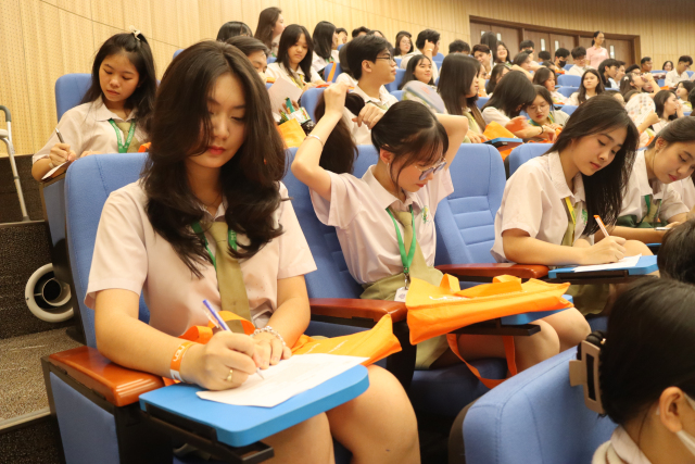 Học sinh khối 12 tham quan - trải nghiệm trường Đại học Việt Đức