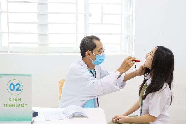 Trường Trung - Tiểu học Pétrus Ký tổ chức khám sức khỏe định kỳ cho học sinh khối THPT