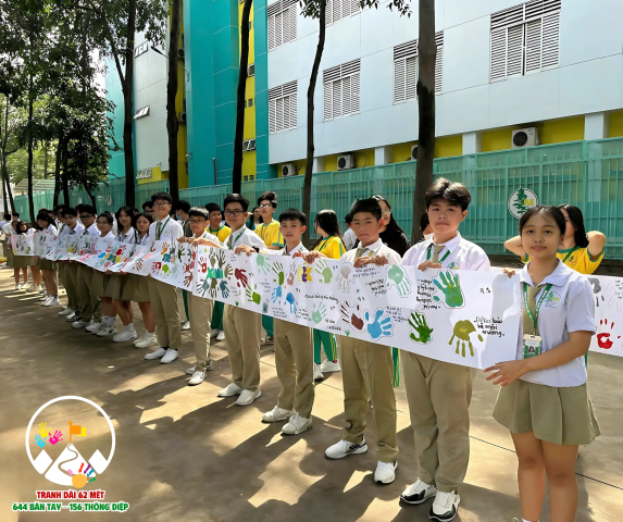 Kỷ lục tranh dài 62 mét, in 644 bàn tay, 156 thông điệp được ghi và cam kết là những con số ấn tượng trong lần đầu tiên thực hiện của các em học sinh khối 9.