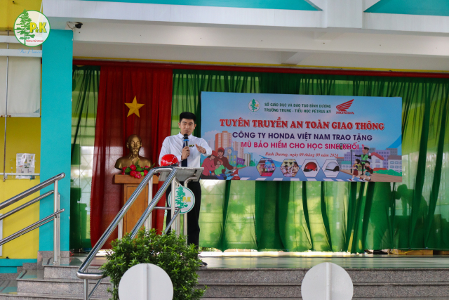 Honda Việt Nam tặng mũ bảo hiểm cho học sinh lớp Một Trường Trung – Tiểu học Pétrus Ký