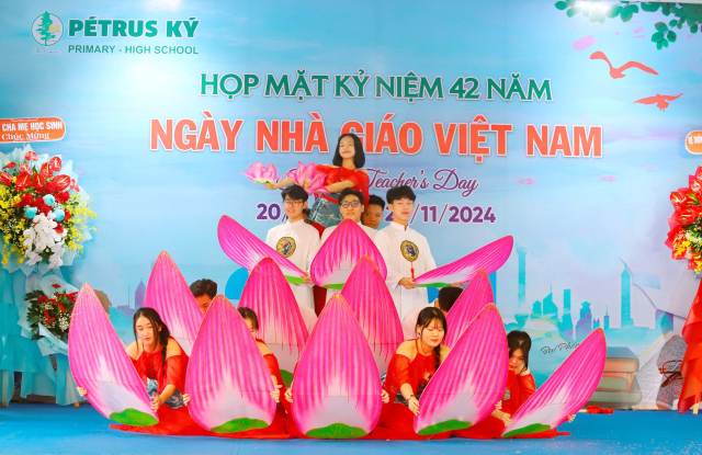 Hệ thống Trường Trung - Tiểu học Pétrus Ký tổ chức Họp mặt Ngày Nhà giáo Việt Nam 20-11: Tri ân những “người lái đò”