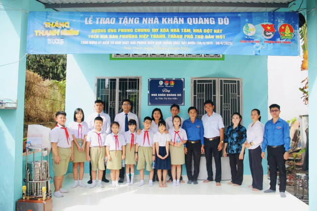 Quỹ Tấm lòng nhân ái học sinh trường Pétrus Ký trao tặng "Nhà Khăn quàng đỏ"-căn nhà nhân ái thứ 9