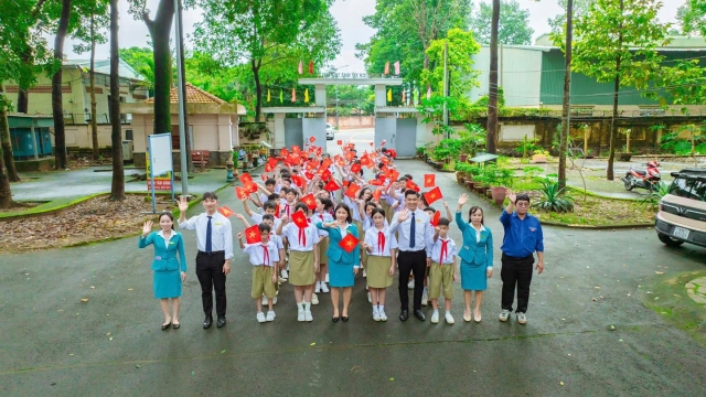 Liên Đội Trường Trung - Tiểu học Pétrus Ký tổ chức Lễ chào cờ thiêng liêng tại Di tích lịch sử Nhà tù Phú Lợi.