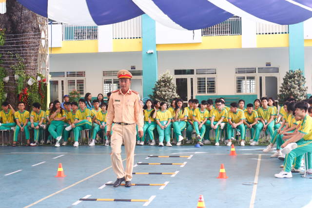 Tuyên truyền - Hướng dẫn kĩ năng lái xe gắn máy an toàn cho học sinh