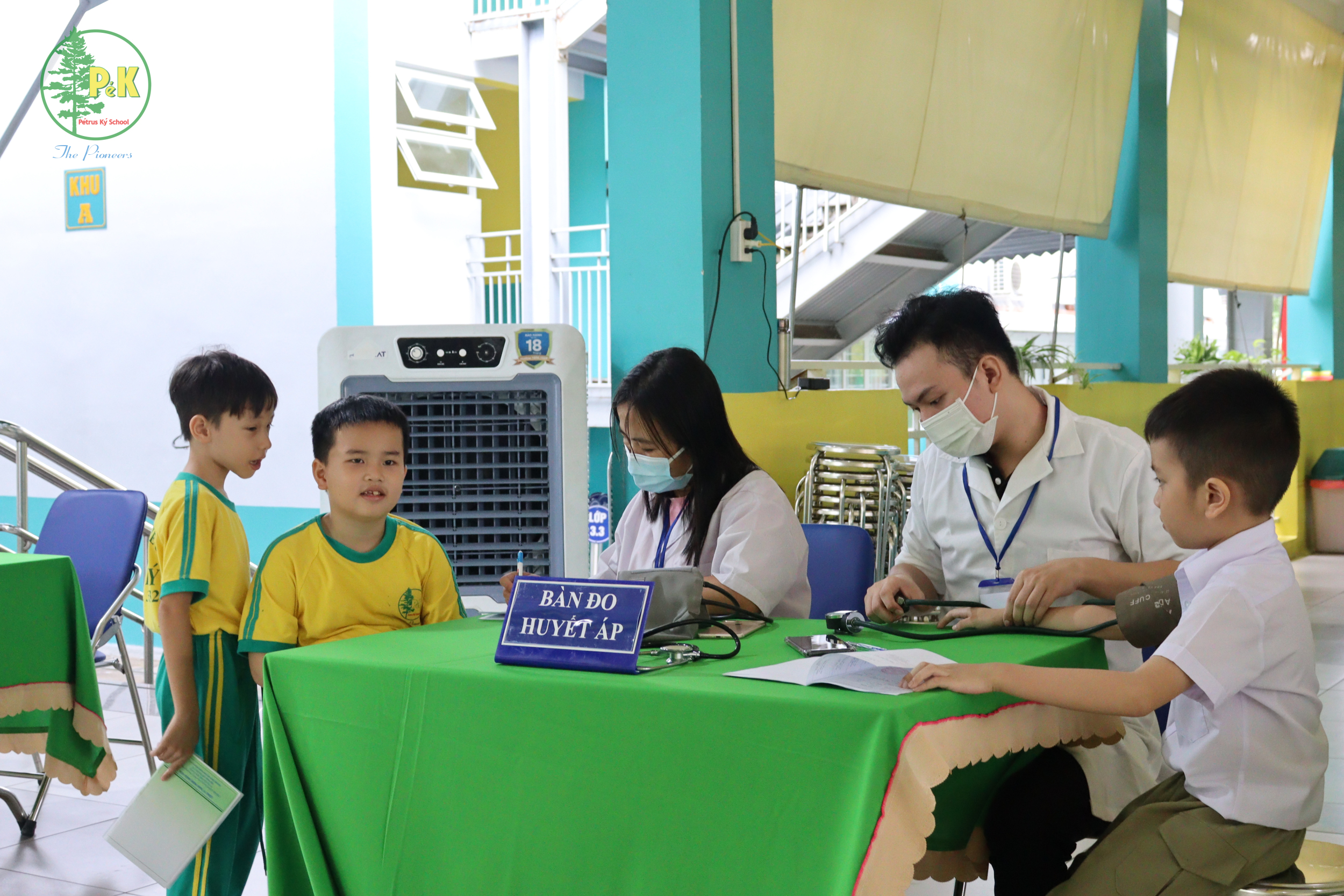 Hình ảnh học sinh khám sức khỏe